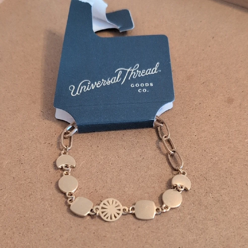 Universal Thread Gold Link Bracelet